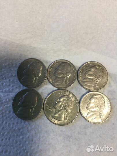 Монеты долларов разные, год виден на фото