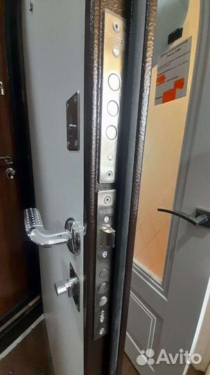 Дверь входная бюджет белая