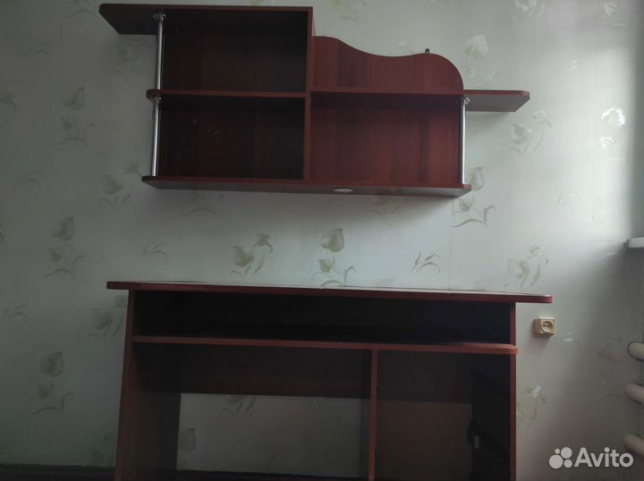 Компьютерный стол и полки бу