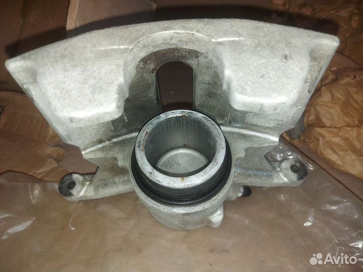 Левый передний суппорт Skoda Octavia a7