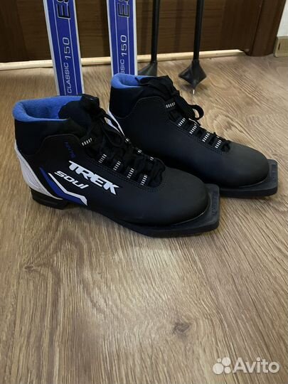 Лыжи с палками и ботинками