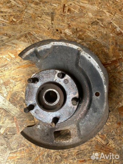 Кулак поворотный передний левый Nissan Maxima