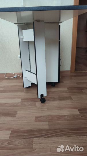 Маникюрный стол