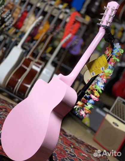 Гитара розового цвета