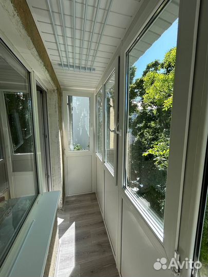 Установка балкона с крышей