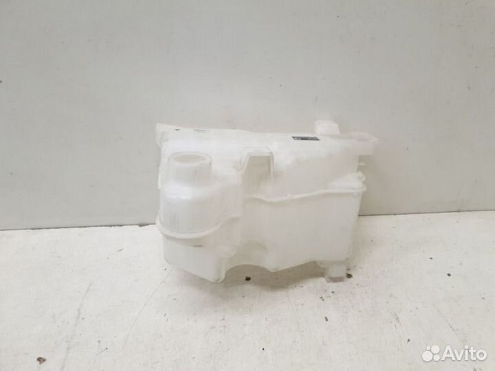 Бачок омывателя Toyota Hilux 8 2015-2023
