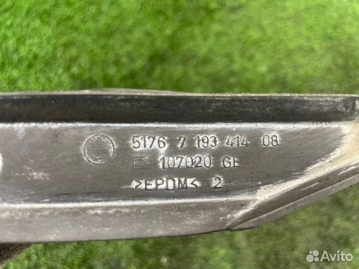 Уплотнитель моторного отсека задний правый Bmw 5Gt