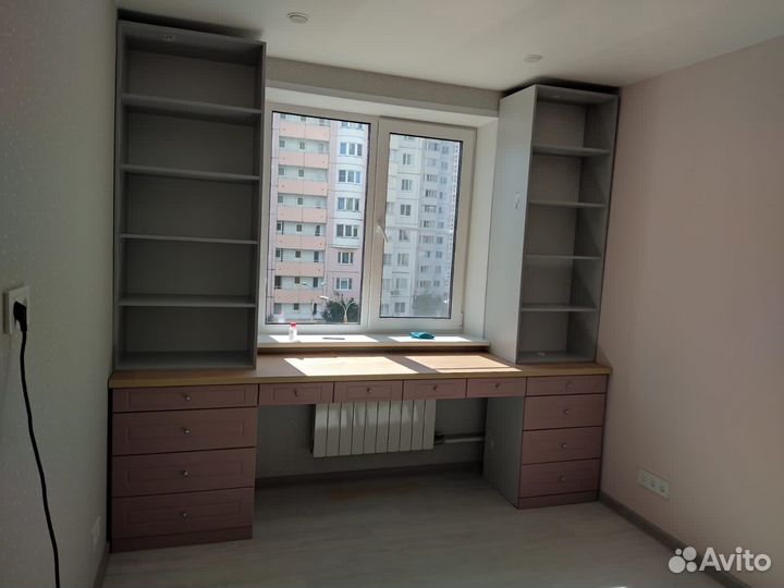 Рабочая зона в углу у окна