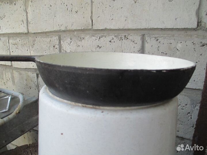 Чугунная сковорода с эмалью куса