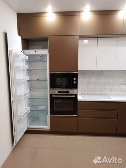 Кухня под потолок со встроенным холодильником