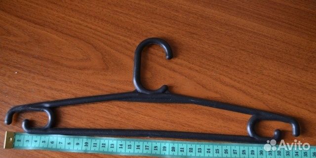 Много Плечики вешалки разных размеров