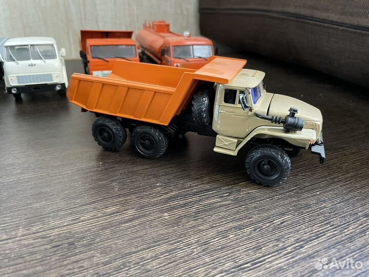 Модель автомобиля 1:43