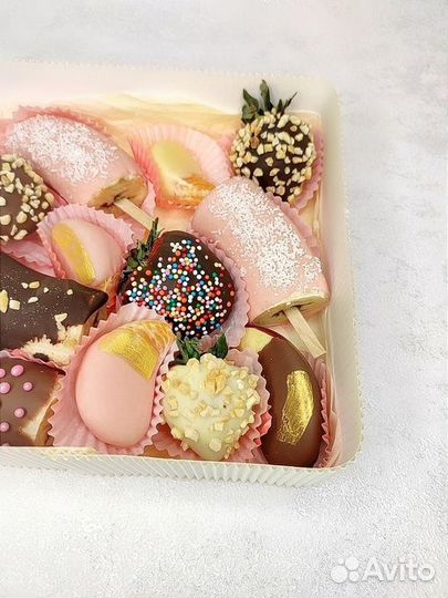 Клубника в шоколаде, бананы в шоколаде