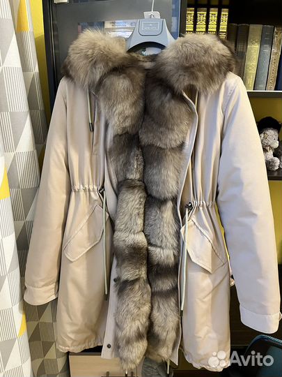 Парка с мехом новая