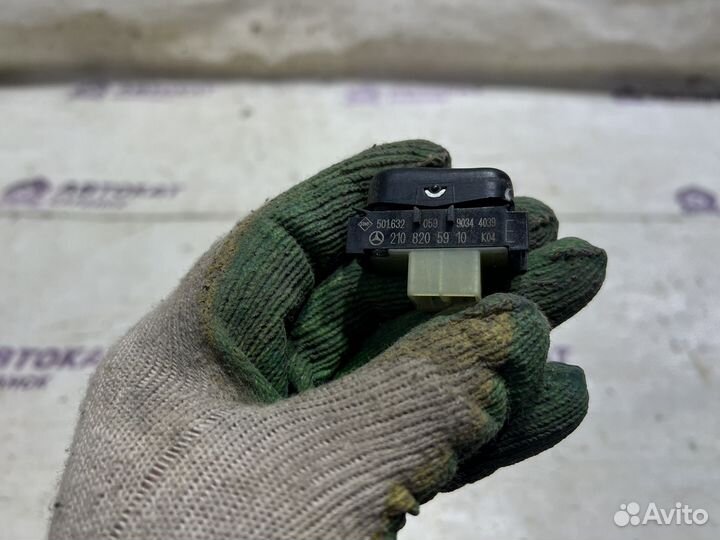 Кнопка сигнализации Mercedes W210