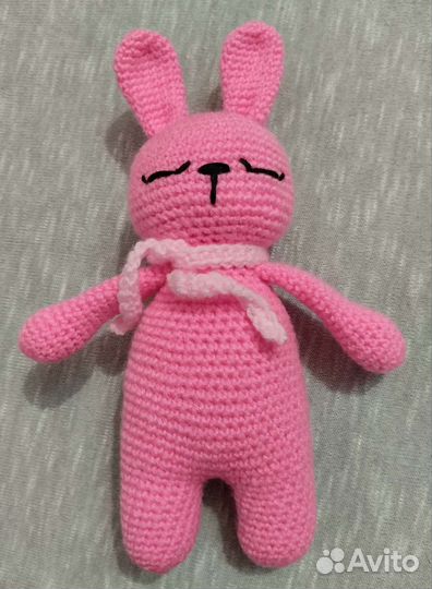 Вязаная игрушка заяц