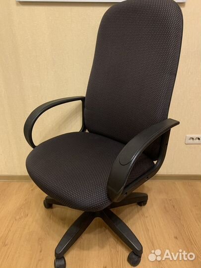 Офисное кресло