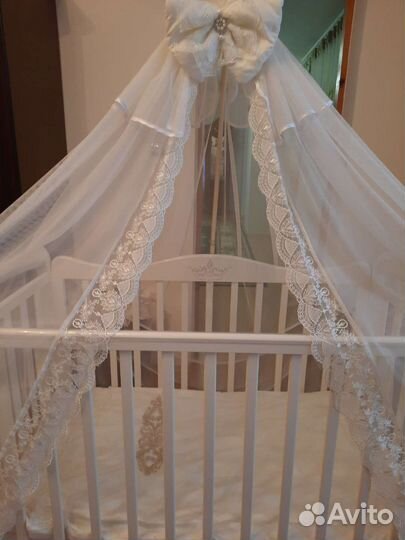 Детская кроватка с маятником белая