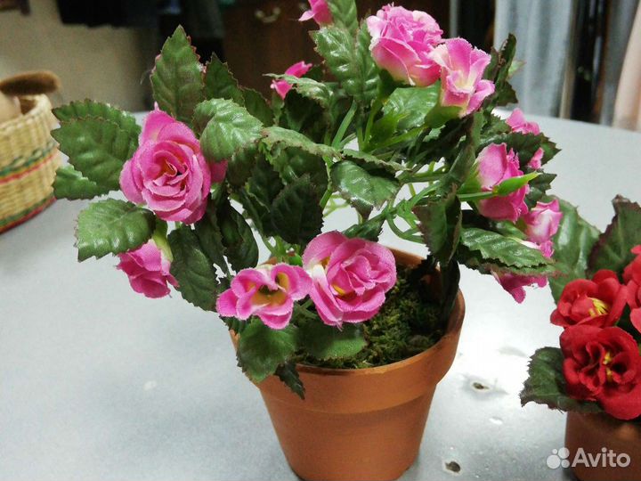 Искусственные цветы в горшке