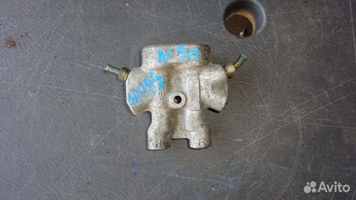 Распределитель тормозных усилий Nissan R'nessa N30