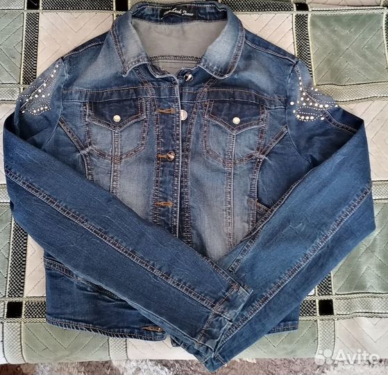 Укороченная джинсовая куртка женская