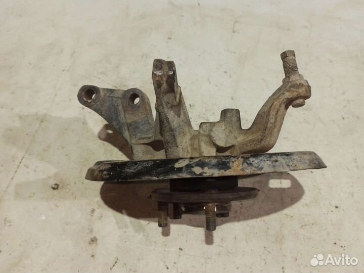 Кулак поворотный левый Nissan Maxima Cefiro A32