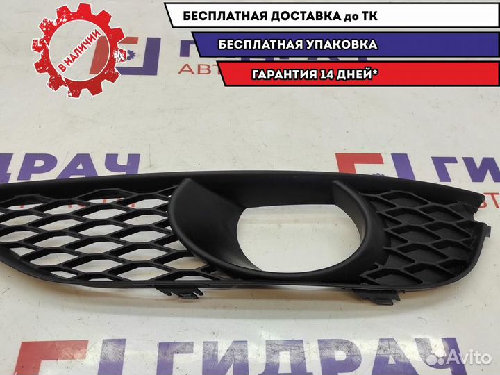 Решетка в бампер левая нижняя Audi Q7 4L0807675C. Дефект