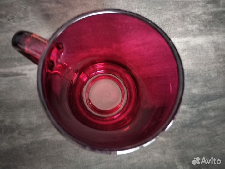 Стеклянная кружка и кофейная чашка с ложечкой