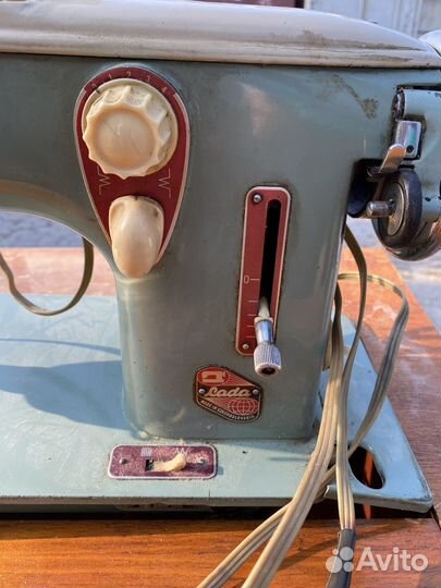 Швейная машинка с тумбой LADA