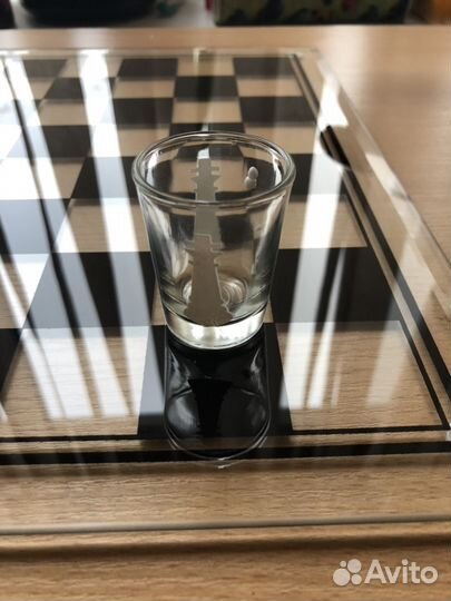 Шахматы, набор из 32 стопок и стеклянной подставки