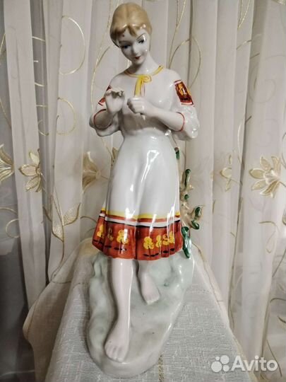 Фарфоровая статуэтка *Гадание на ромашке *