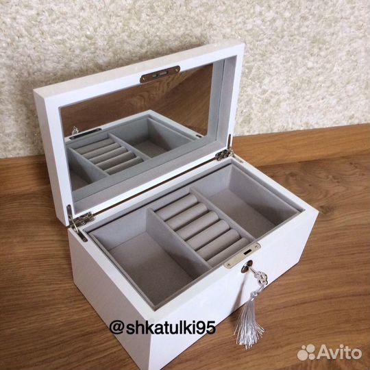 Лаковая деревянная шкатулка