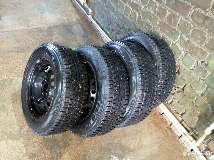 R16 Dunlop SP Winter Ice 07 215/75, PCD 5x114.3 DIA 67.1
