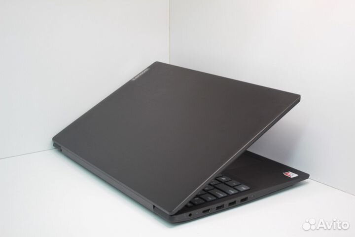 Современный ноутбук Lenovo для работы или учёбы