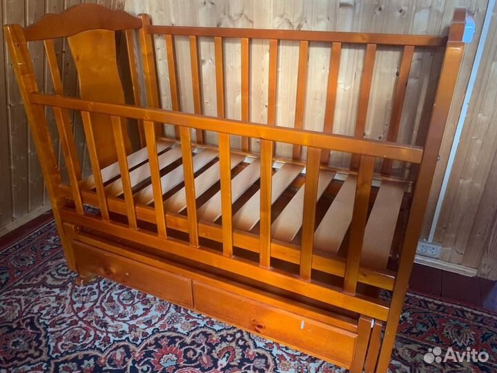 Детская кроватка с маятником