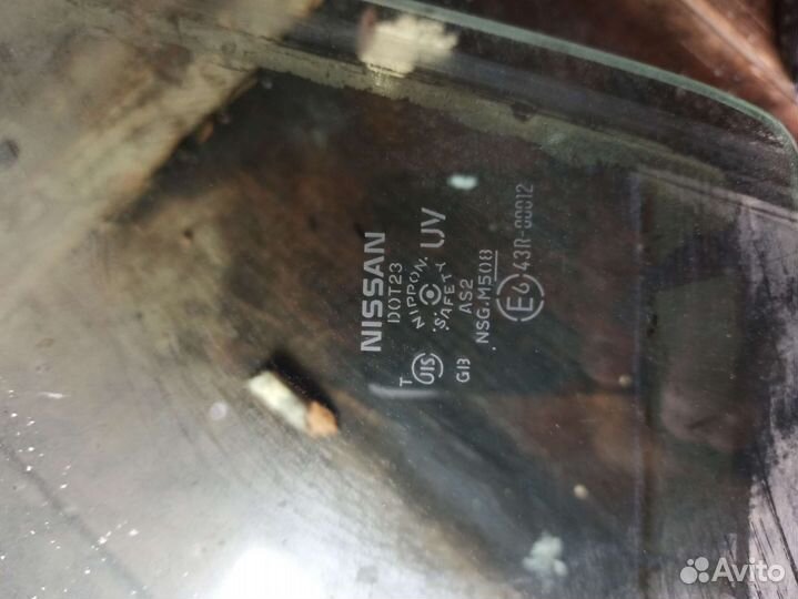 Продам боковое стекло