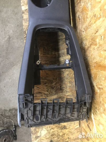 Подлокотник Volkswagen Jetta 6 седан 1 2014