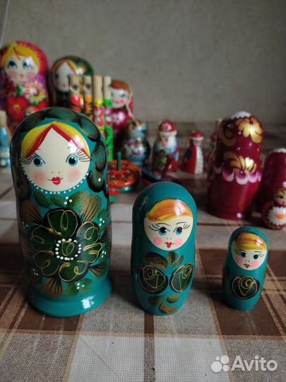 Матрёшки, свистульки, волчки с росписью
