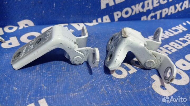 Петля двери Toyota Rav4 кроссовер 2010