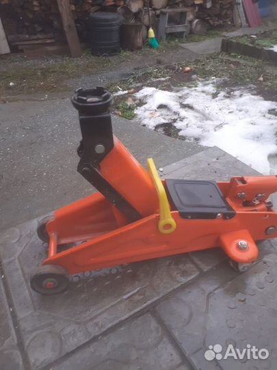 Домкрат подкатной 2.5 т