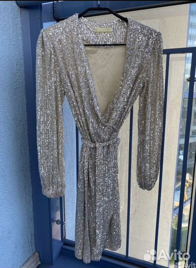 Женское платье с паетками mango 44
