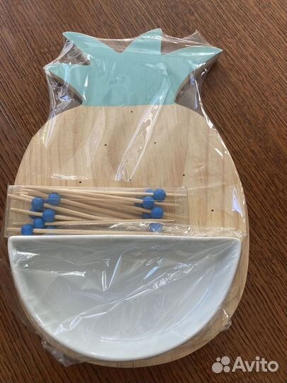 Набор для закусок на деревянной подставке