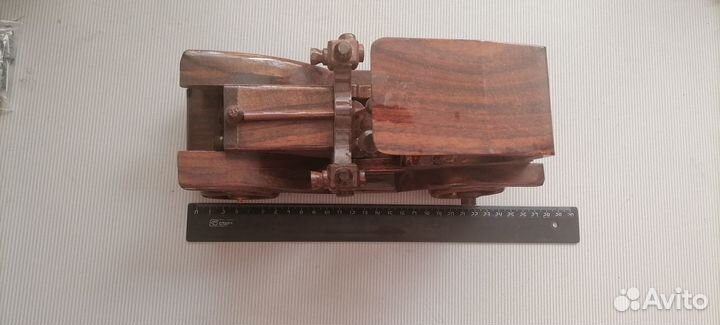 Ретро автомобиль из дерева