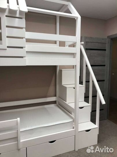 Кровать двухъярусная окошко