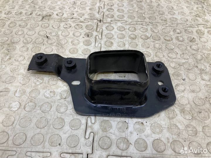 Кронштейн усилителя передний левый Volkswagen Polo