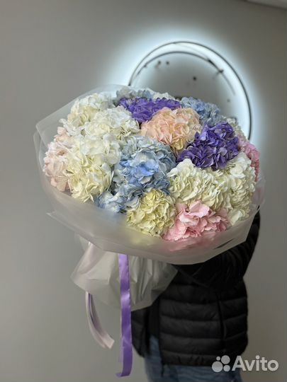 Объемный букет из 19 гортензий
