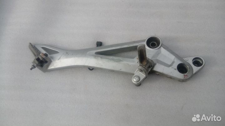 Ducati Monster M696 правый кронштейн ножек