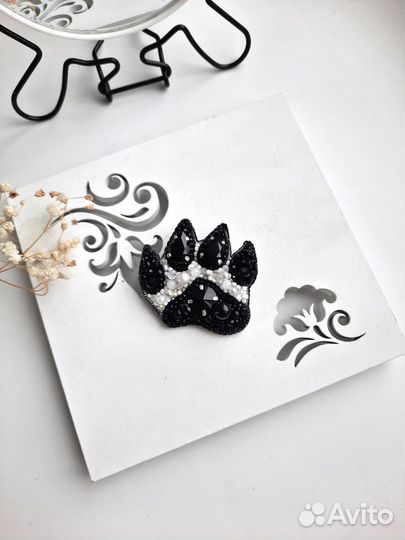 Брошь лапка