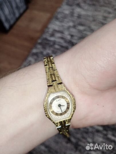 Женские золотые часы Luch