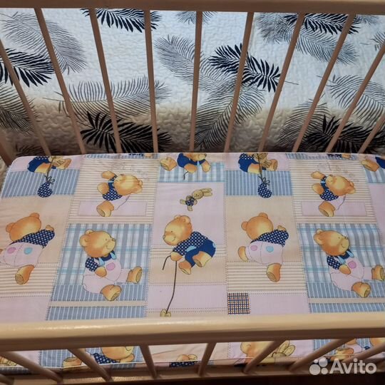 Детская кроватка с маятником